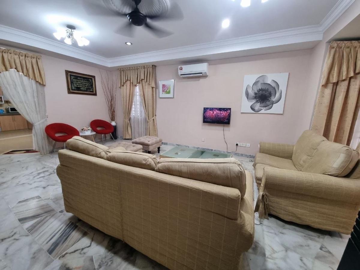 D'Lestari Homestay Сери Кембанган Екстериор снимка