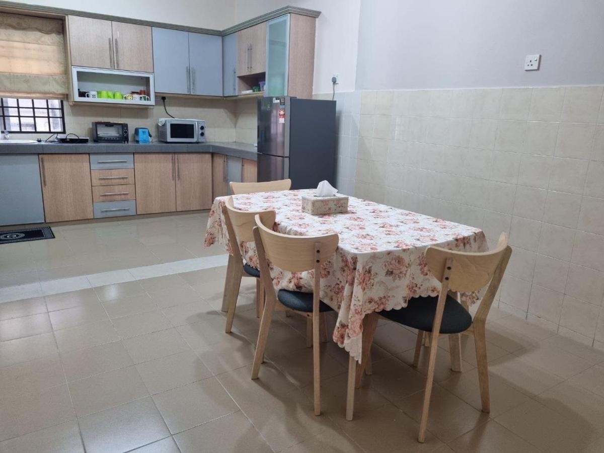 D'Lestari Homestay Сери Кембанган Екстериор снимка